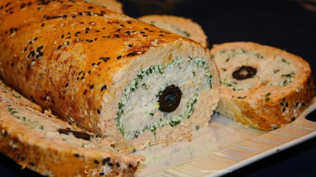 Трехслойный рыбный рулет с маслинами