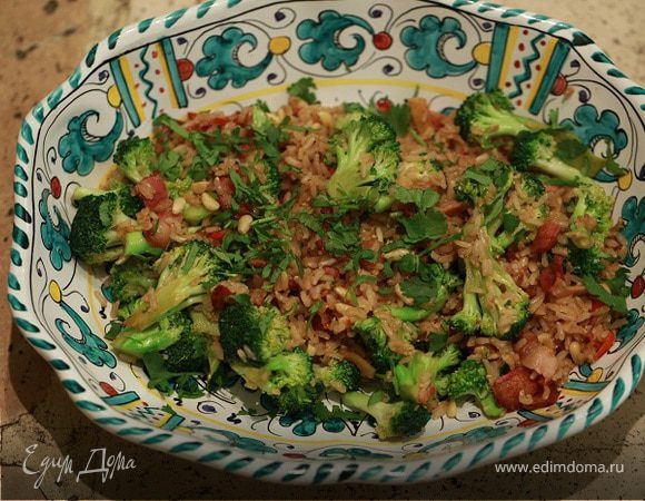 Теплый салат из бурого риса с брокколи и беконом 