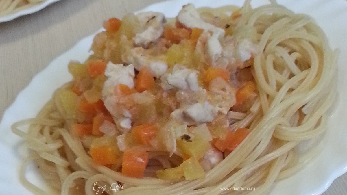 Паста с курицей и овощами