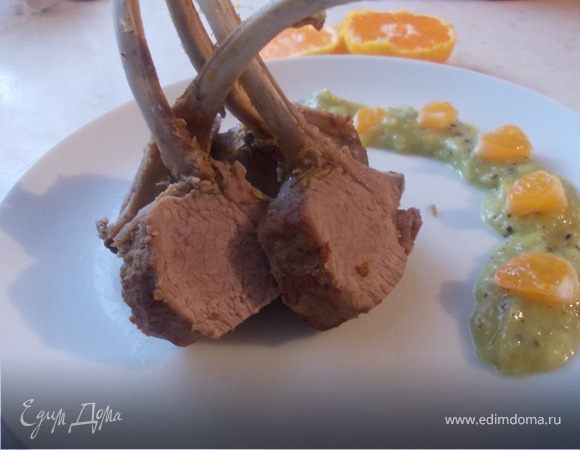 Каре барашка в мандариновом маринаде с соусом из киви