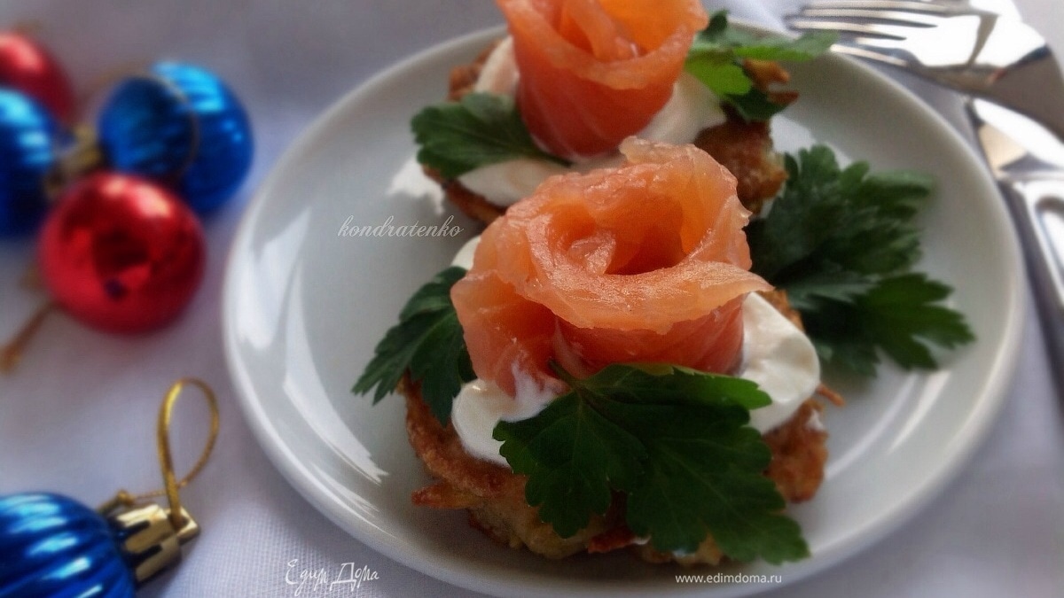 Деруны с крем-фрешем и слабосоленой семгой
