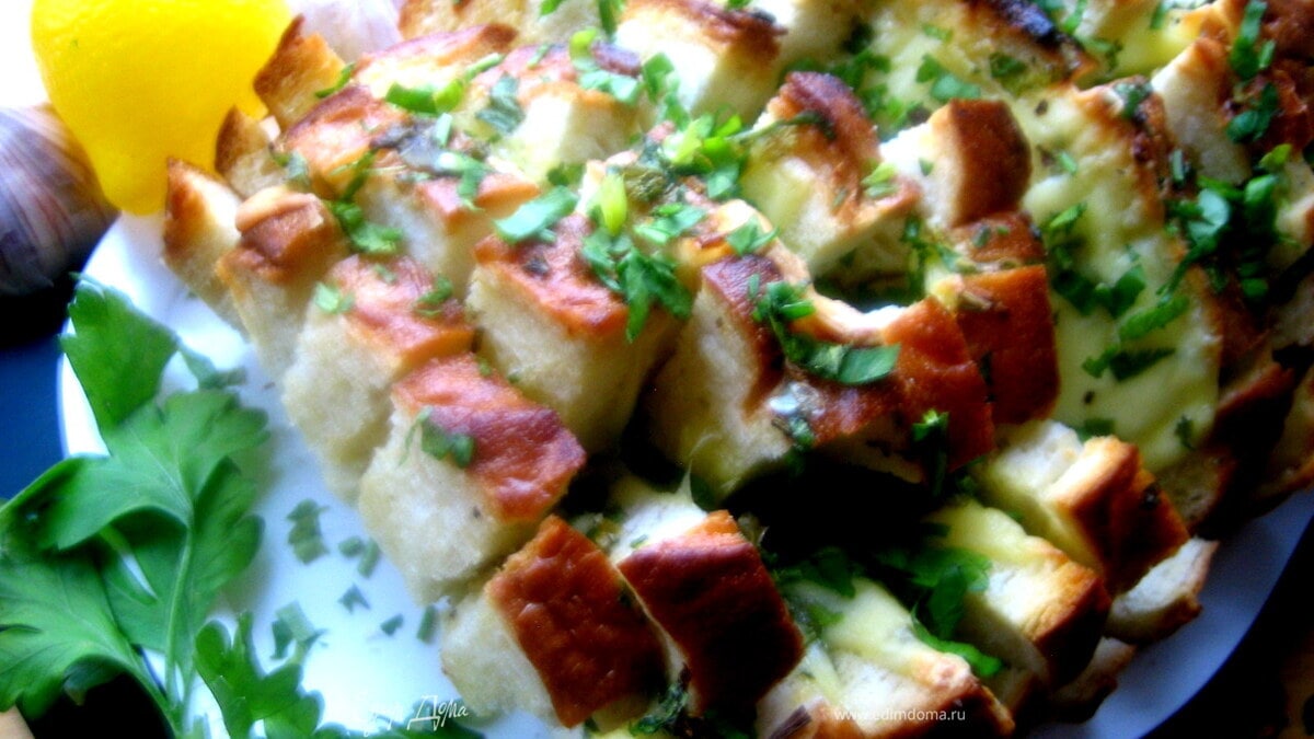 Сырный хрустящий батон с чесноком