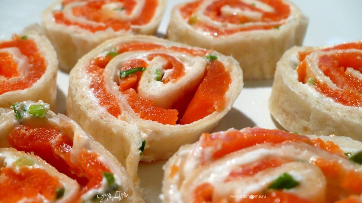 Закусочные рулеты с копченым лососем