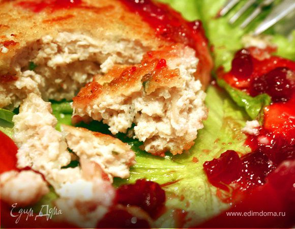 Куриные котлеты с брусничным соусом