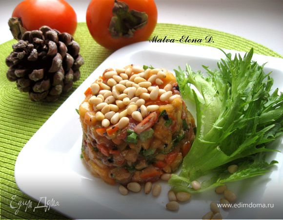 Салат с форелью, хурмой и кедровыми орешками Салат с форелью, хурмой и кедровыми орешками