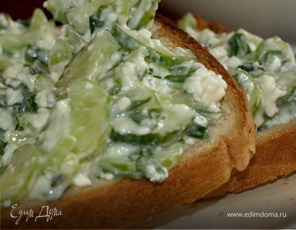 Хлебные тосты с салатом из сельдерея, огурца и творога Хлебные тосты с салатом из сельдерея, огурца и творога
