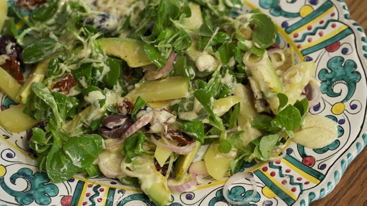 Салат с авокадо, картофелем и маслинами