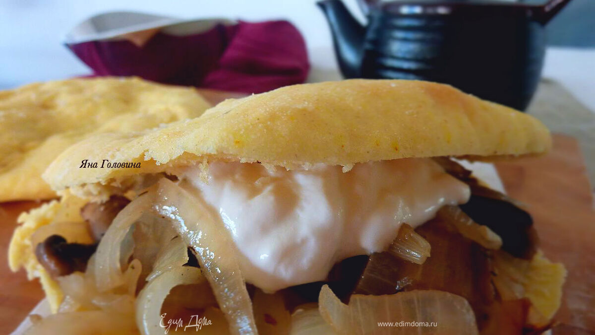 Питы с луком и грибами