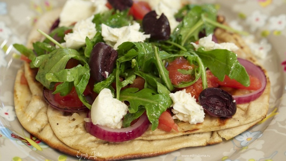 Пита с моцареллой, руколой и помидорами