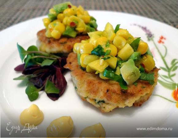 Крабовые тортики с сальсой из авокадо, манго и сладкой кукурузы Крабовые тортики с сальсой из авокадо, манго и сладкой кукурузы