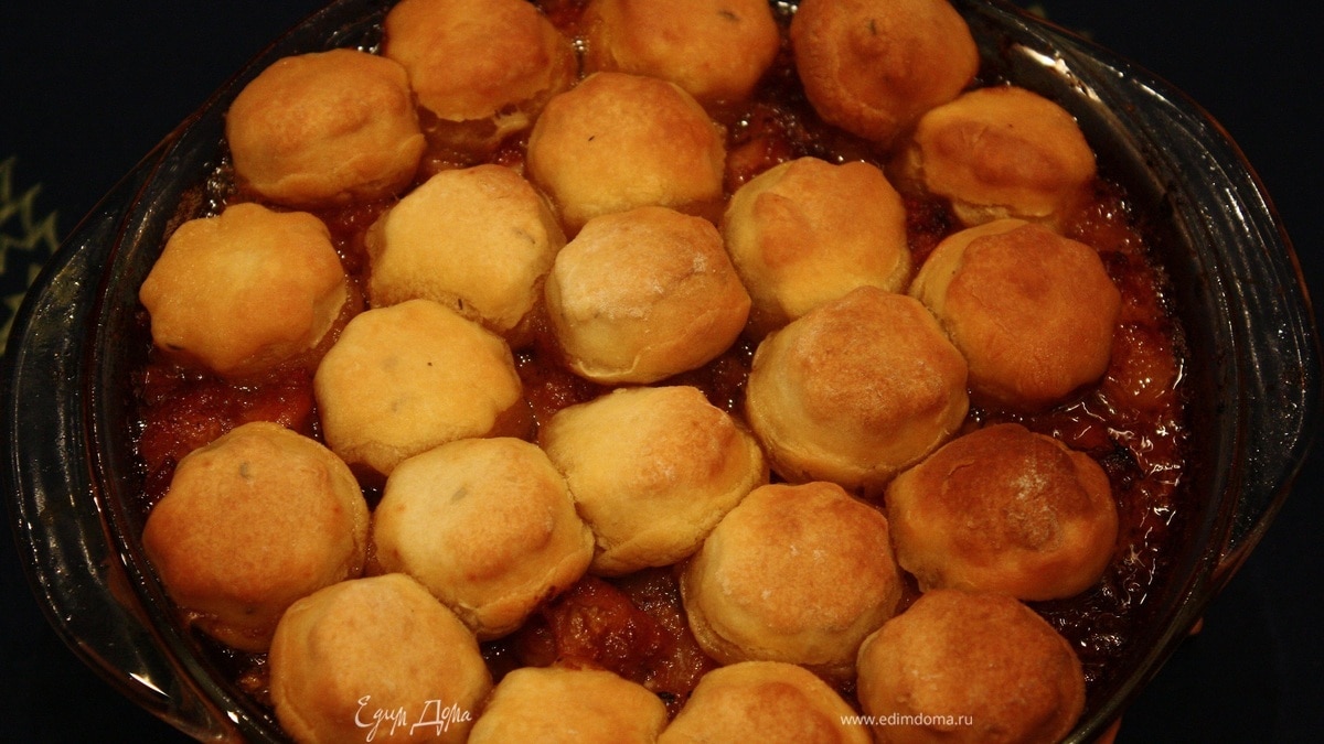 Свинина по-деревенски с тминными пышками