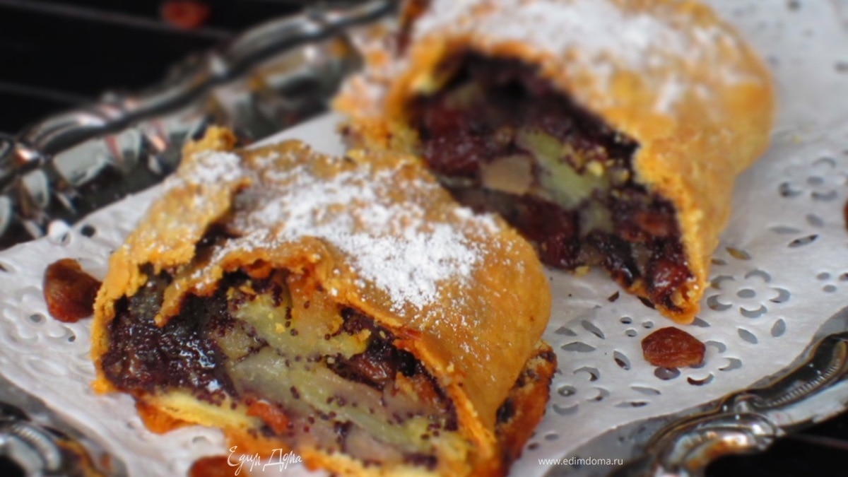 Штрудель с грушами, изюмом и маком