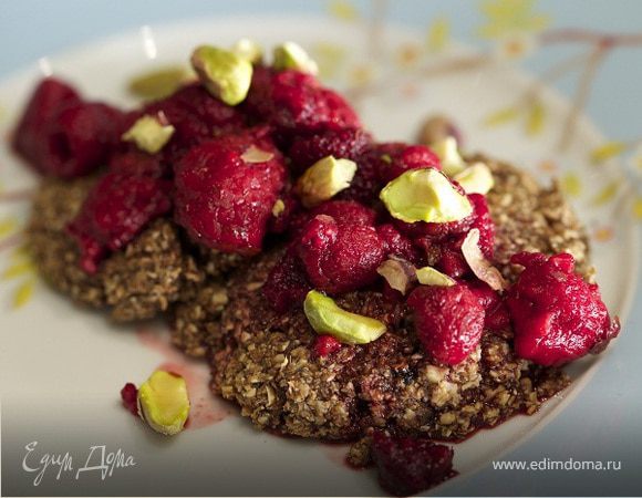 Галеты из отрубей с фисташками и малиновым сиропом Галеты из отрубей с фисташками и малиновым сиропом