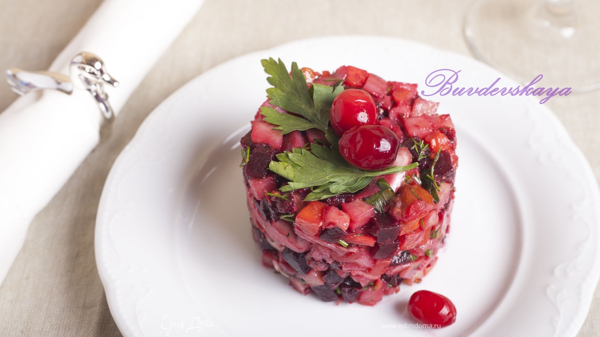 Винегрет из запеченных овощей с копченой курицей