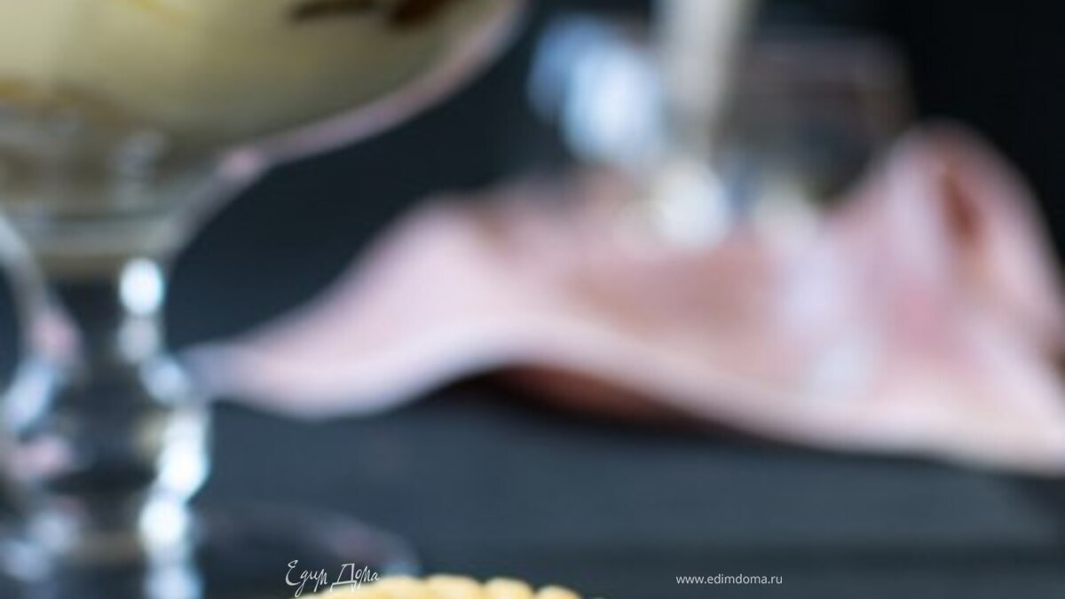 Десерт из сливочного сыра с лимонной помадкой и печеньем