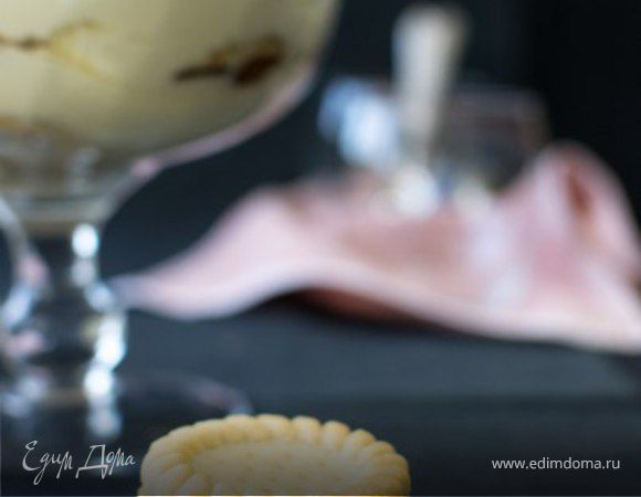 Десерт из сливочного сыра с лимонной помадкой и печеньем Десерт из сливочного сыра с лимонной помадкой и печеньем