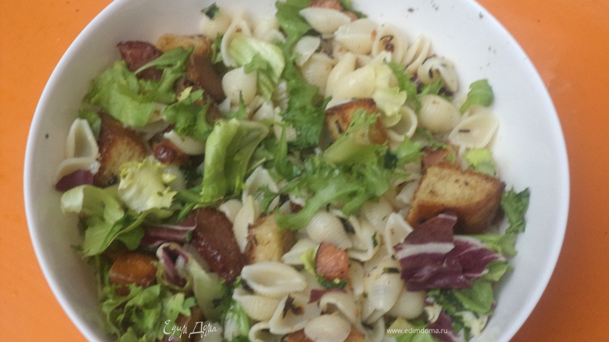 Салат из макарон с копченой колбасой и хрустящими крутонами