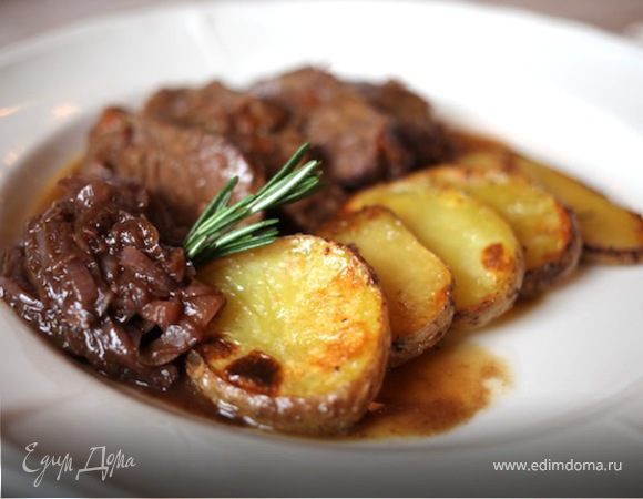 Телячьи щечки с запеченным картофелем и розмарином 