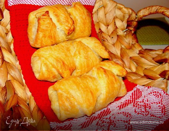 Теплый салат в "пеленках" из слоеного теста. Теплый салат в "пеленках" из слоеного теста.