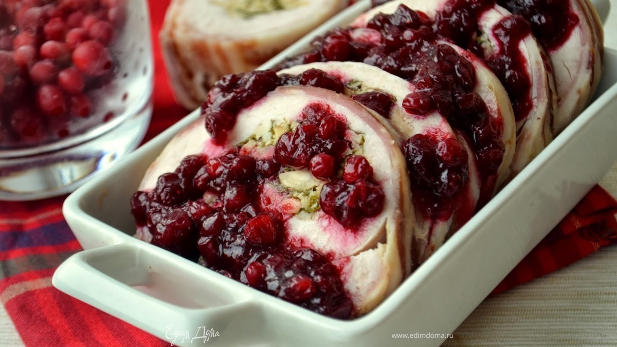 Рулет из индейки под брусничным соусом