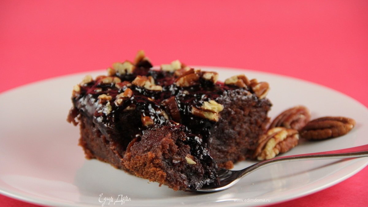 Шоколадный пирог с кока-колой, маршмеллоу и орехами пекан