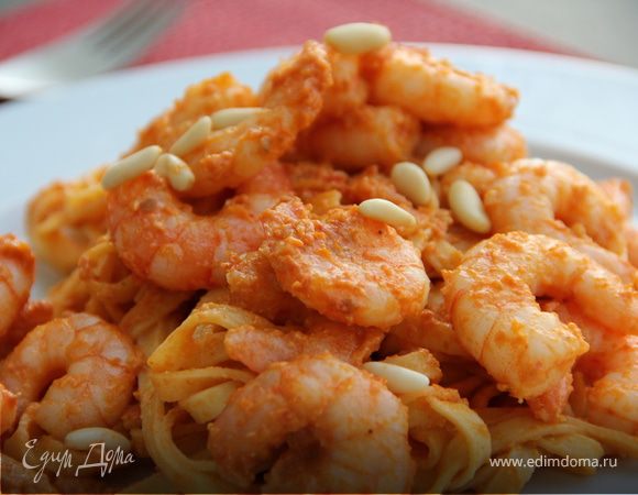 Паста с креветками и песто из вяленых томатов и кедровых орешков