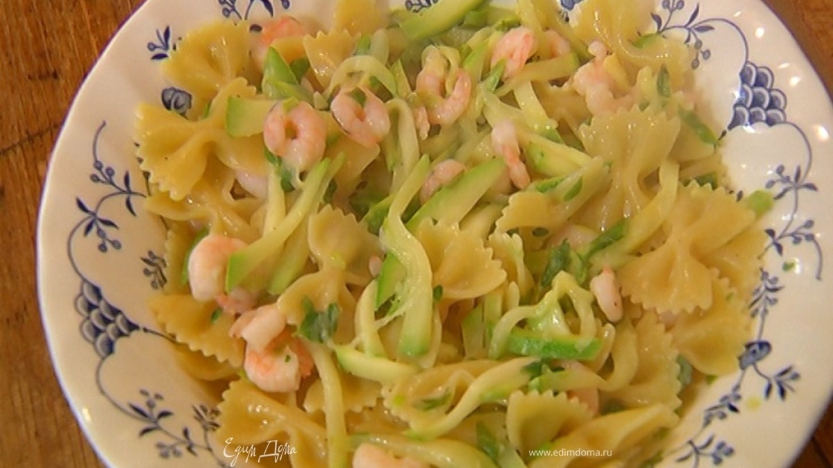 Макароны-бабочки с цукини и креветками