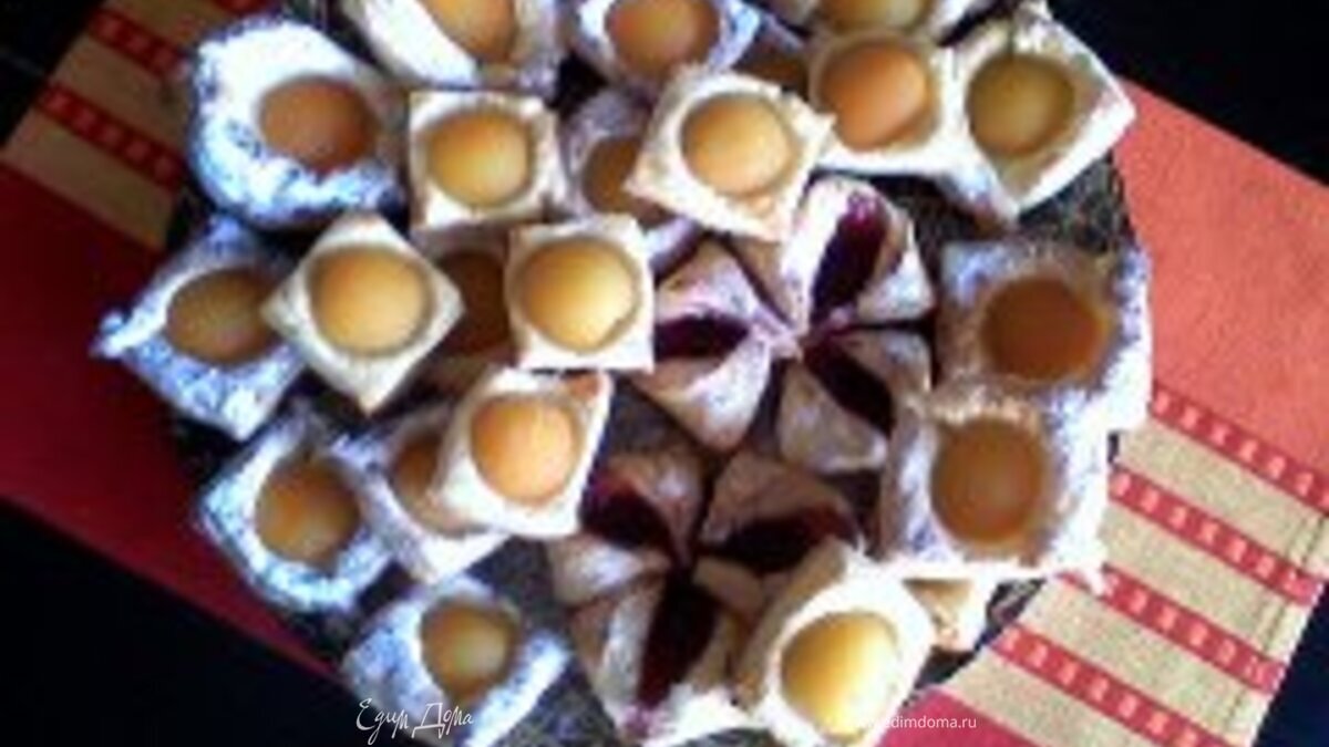 Слойки с персиками