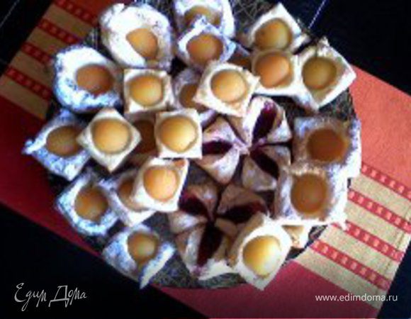 Слойки с персиками
