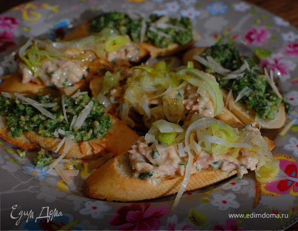 Кростини с тунцом и луком-пореем Кростини с тунцом и луком-пореем