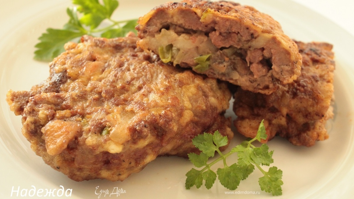 Печеночная отбивная с грибами и моцареллой