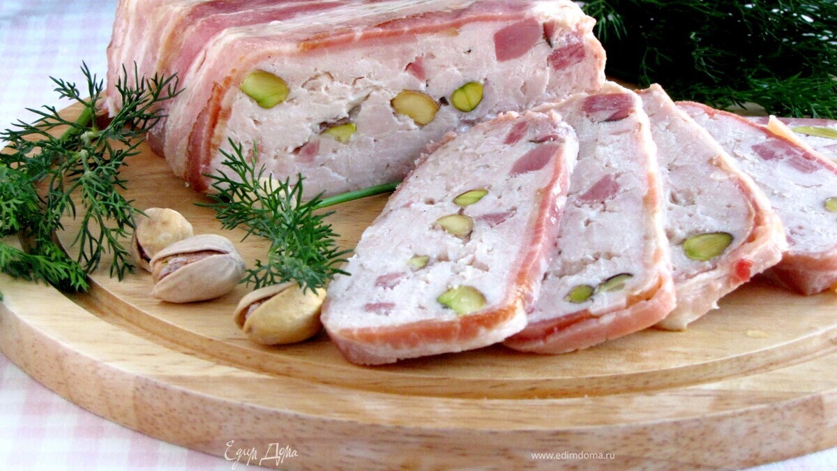 Куриный террин с ветчиной и фисташками