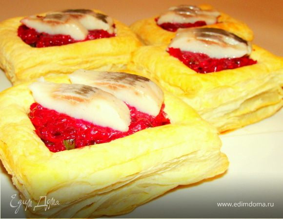 "Жулички" из слоеного теста с селедочкой