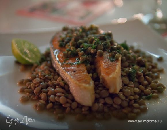 Рождественский лосось с чечевицей и соусом из каперсов Рождественский лосось с чечевицей и соусом из каперсов