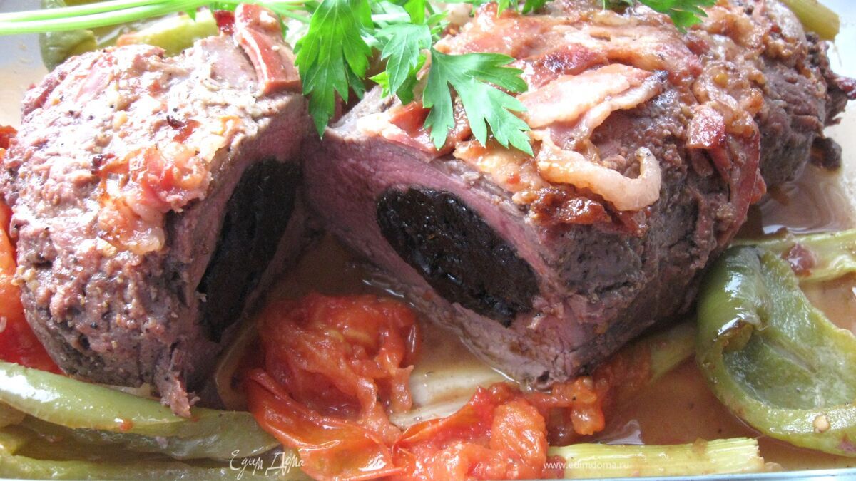 Запеченная говяжья вырезка с черносливом