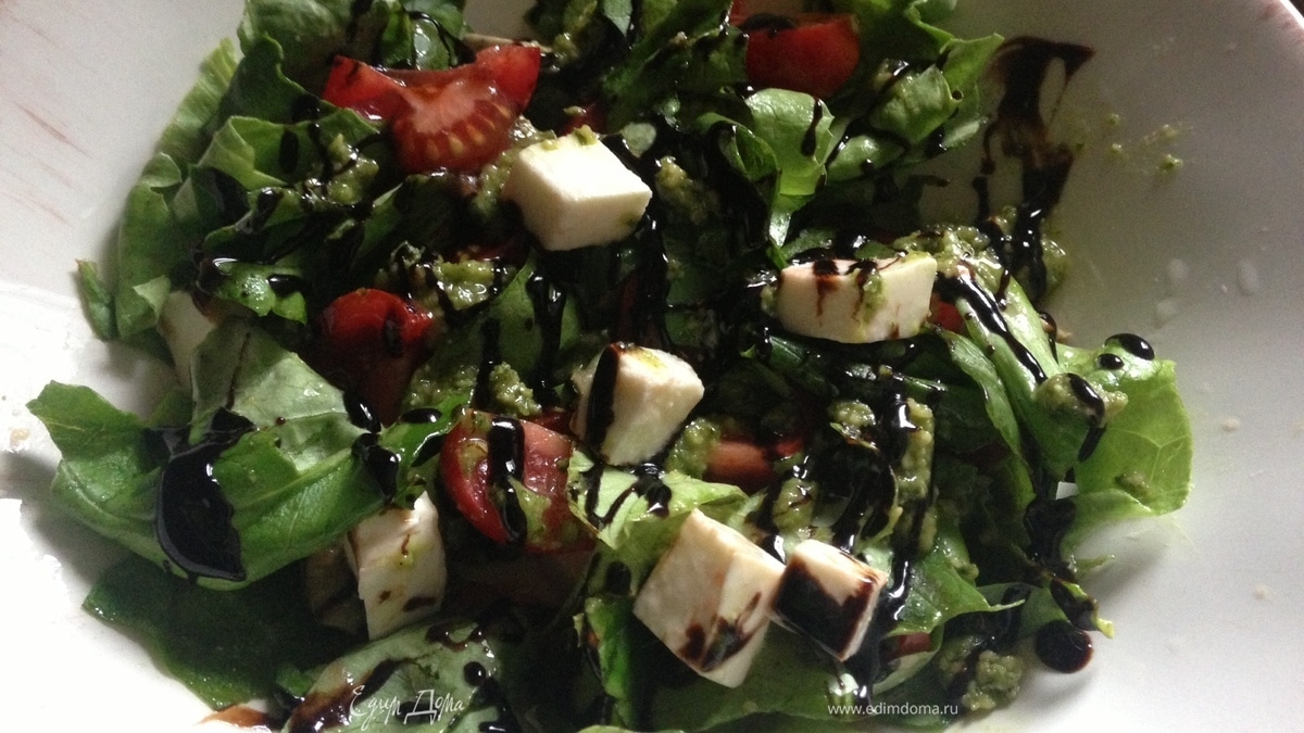 Салат с авокадо и моцареллой