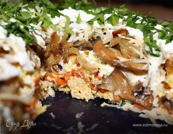 Слоеный салат под сырной шубой Слоеный салат под сырной шубой