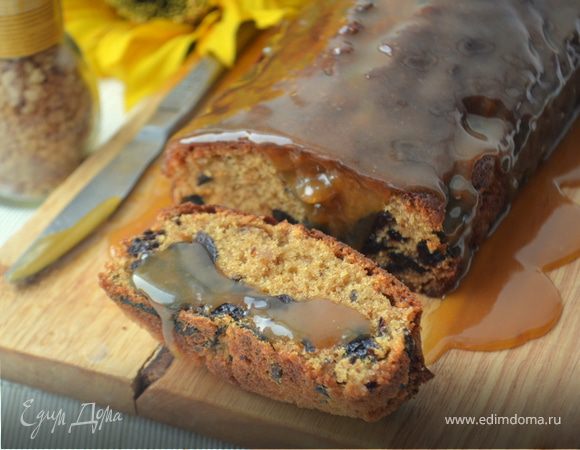 Имбирный кекс с черносливом под карамельным соусом Имбирный кекс с черносливом под карамельным соусом