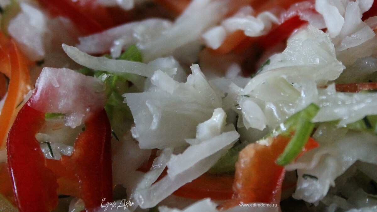 Зимний салат из квашеной капусты с болгарским перцем