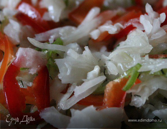 Зимний салат из квашеной капусты с болгарским перцем Зимний салат из квашеной капусты с болгарским перцем