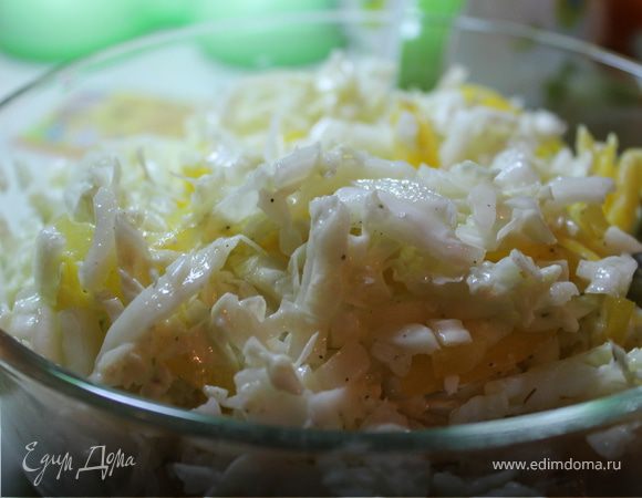 Салат из пекинской капусты с горгонзолой и болгарским перцем