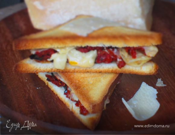 Тосты с пармезаном, оливками и вялеными помидорами Тосты с пармезаном, оливками и вялеными помидорами