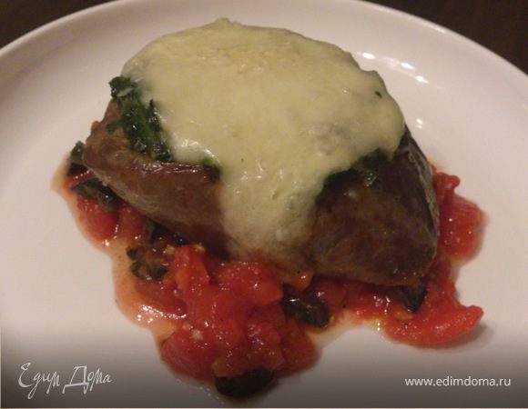 Медальоны из телятины с томатным соусом и сыром моцарелла 