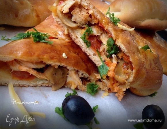 Стромболи с курицей, грибами и карамелизированным луком