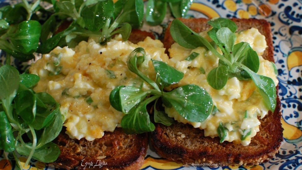 Бутерброд с яйцом и домашним майонезом