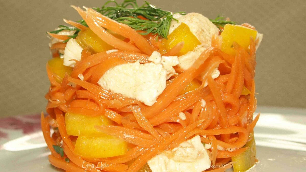 Салат из острой моркови с куриной грудкой и сладким перцем
