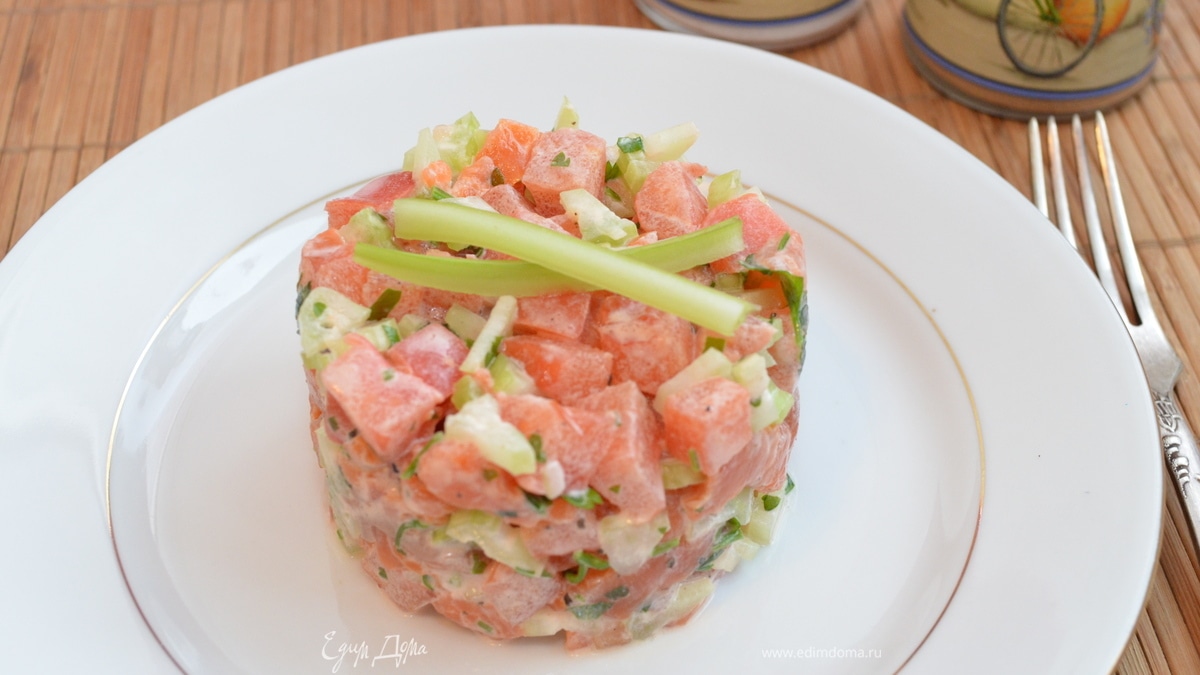 Cалат с копченой семгой, помидорами и сельдереем