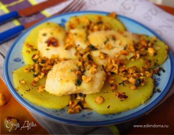 Хек с картофелем и фундуком