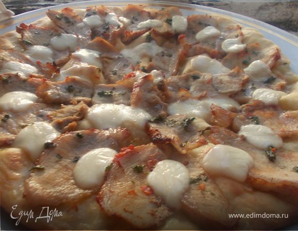 Пицца "Дружба народов" с печеным карбонадом и моцареллой