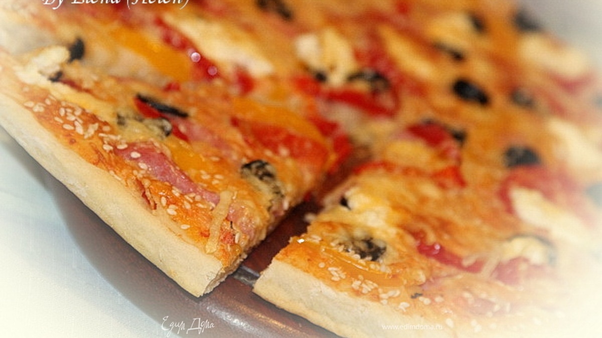 Пицца с ветчиной, перцем и творожным сыром
